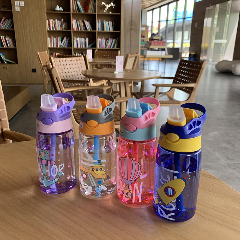 Vasos de agua de plástico al por mayor cuidadosamente seleccionados para niños, botellas de agua portátiles de verano con asas para estudiantes, vasos con pajita de pico de pato para deportes al aire libre.