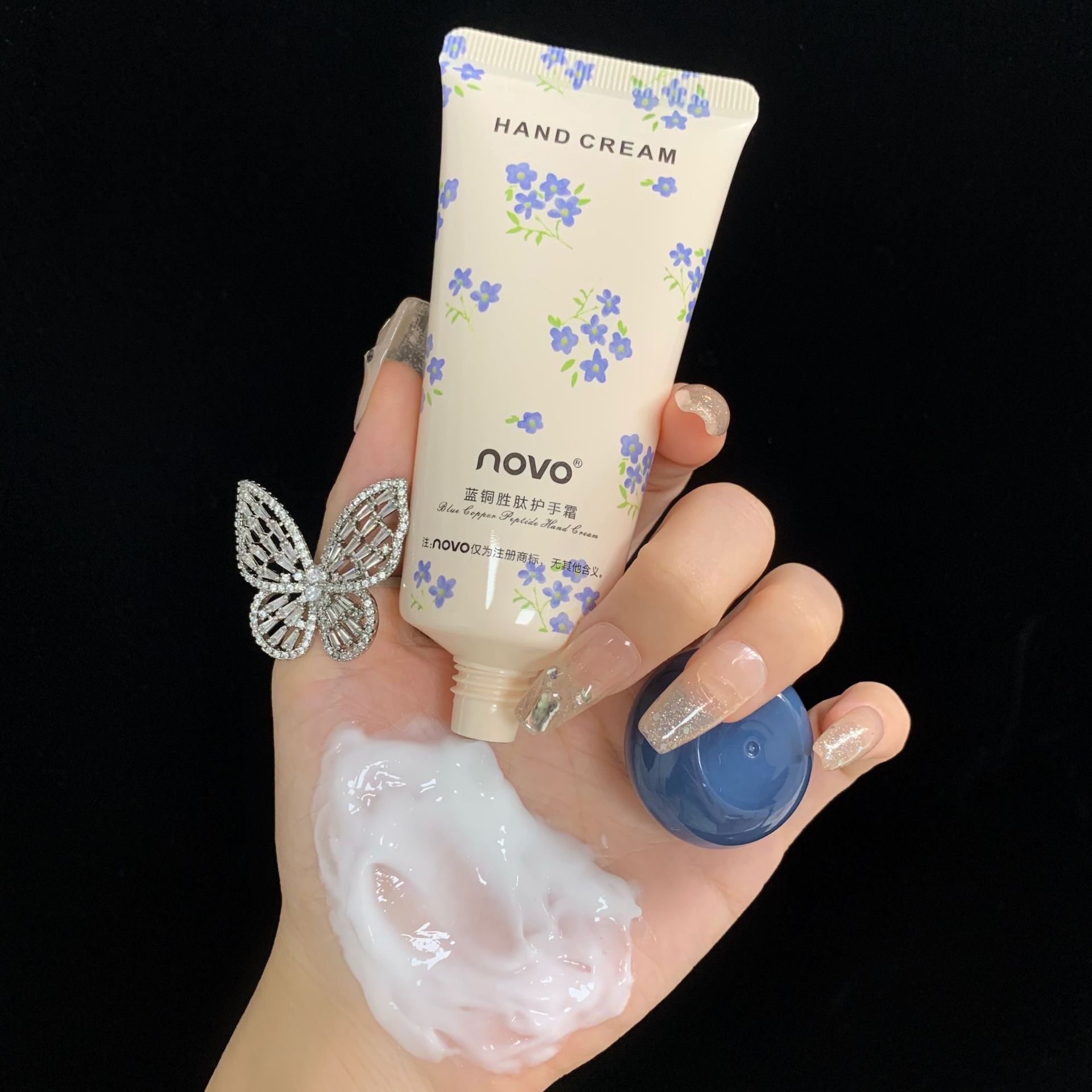 NOVO hand cream is naturally moisturizing, hydrating and hydrating. It is refreshing and non-greasy in autumn and winter. It is small, portable and affordable for students undefined