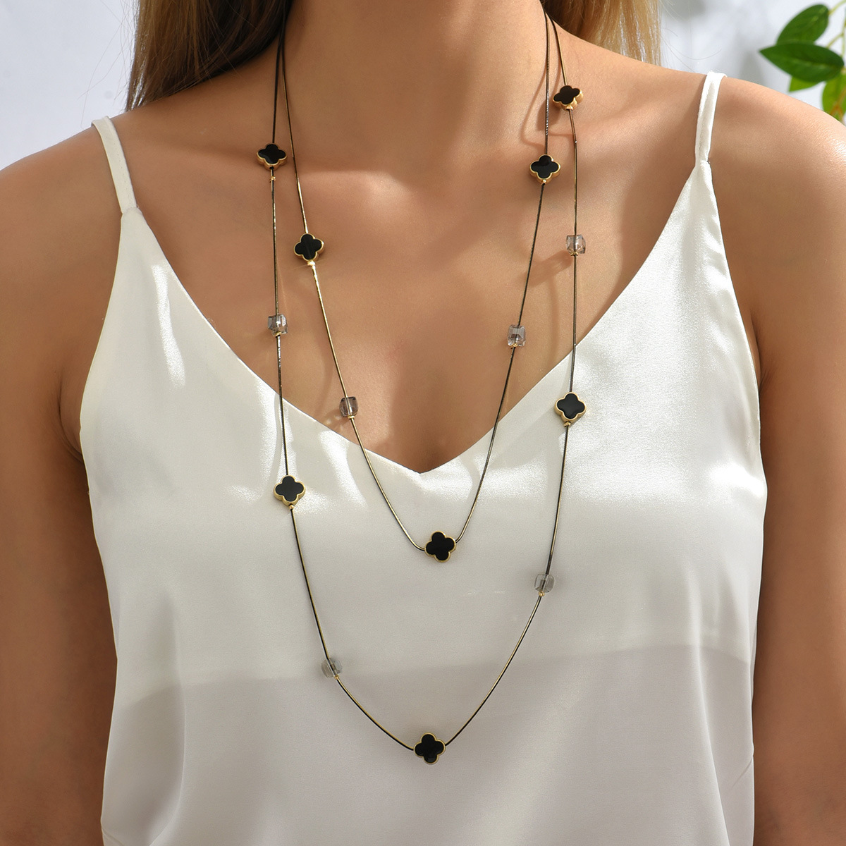 Cadena de suéter de cristal europeo y americano trébol de múltiples capas apilable collar largo suéter cadena Otoño e Invierno moda femenina a juego