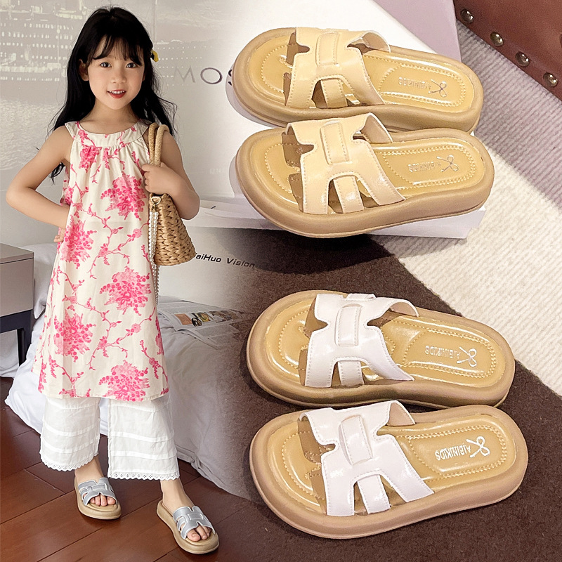 Sandalias y pantuflas plateadas para niñas, verano, 2025, nueva moda, zapatos casuales de playa para niñas, zapatillas de una palabra para niños