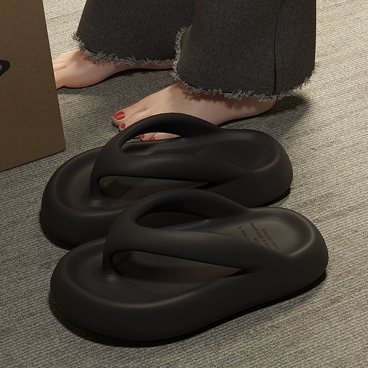 Шлепки с толстым фекалием