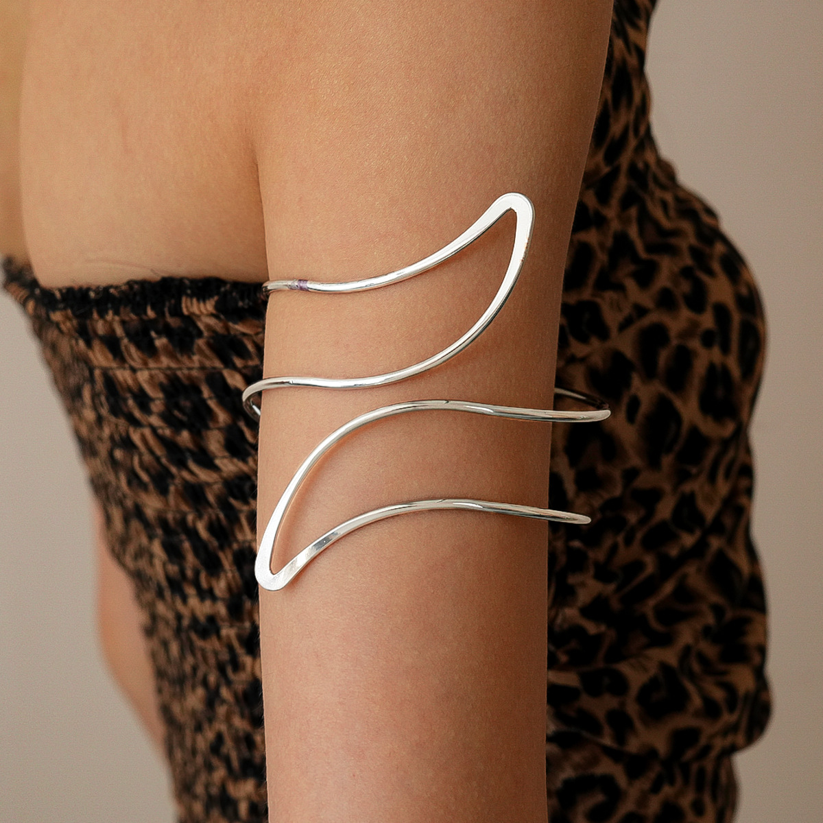 Europa y los Estados Unidos metal línea irregular de hoja hueco brazalete de apertura nicho transfronterizo de alta sensación joyería para mujeres image 4