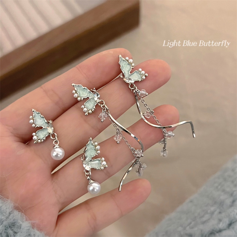 Agile asymmetrical cute fashionable small design earrings pearl