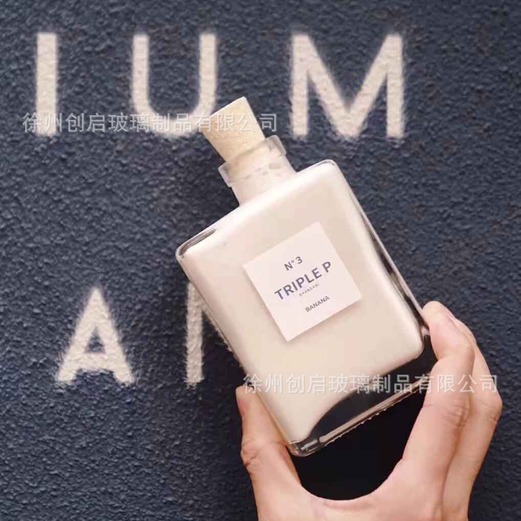 厂家现货歪头方型饮料瓶木塞奶茶瓶咖啡瓶歪嘴瓶牛奶果汁玻璃空瓶