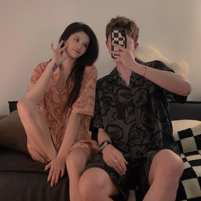 Pajamas de pareja de mangas cortas para mujeres de verano seda suave encantadora caricatura para hombres seda delgada alta sensación set de ropa para el hogar