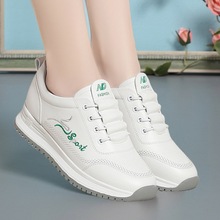 批发2024新款女鞋妈妈鞋春秋款皮面休闲运动鞋软皮软面旅游鞋