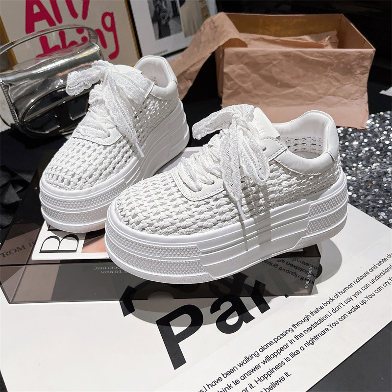 2025 nuevo estilo zapatos casuales de altura de suela gruesa zapatos huecos tejidos de cuero zapatos de mujer pequeños zapatos blancos zapatos deportivos