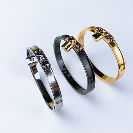 Low Price Factory Price Foreign Trade Jewelry European and American New Engraving 18K Gold Titanium Steel Women's Middle Ancient Leather Small Lock Bracelet Hardware Low Price Factory Price Foreign Trade Jewelry European and American New Engraving 18K Gold Titanium Steel Women's Middle Ancient Leather Small Lock Bracelet Hardware