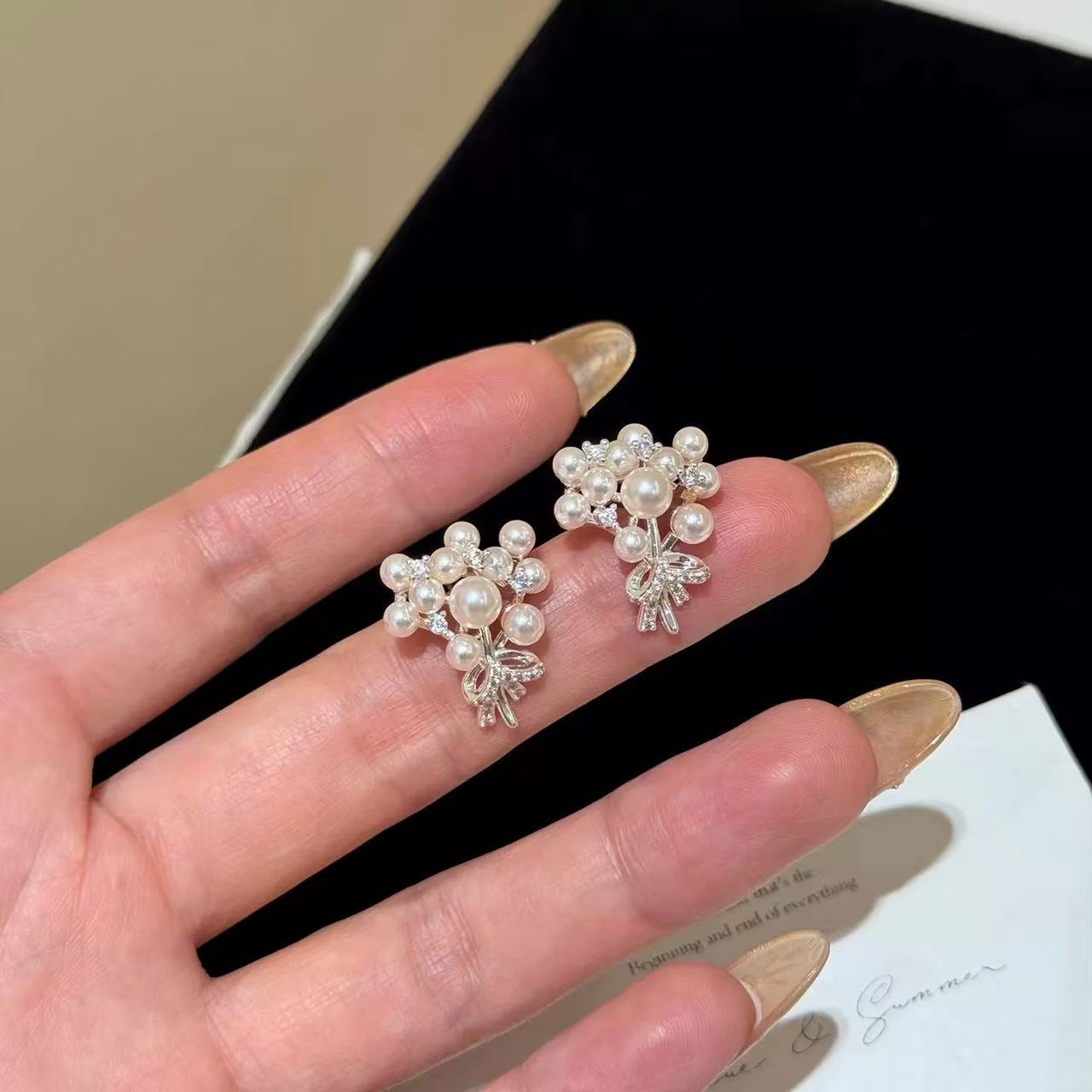 EH1011 Manta Rose Pearl Hand Flower Stud Earrings