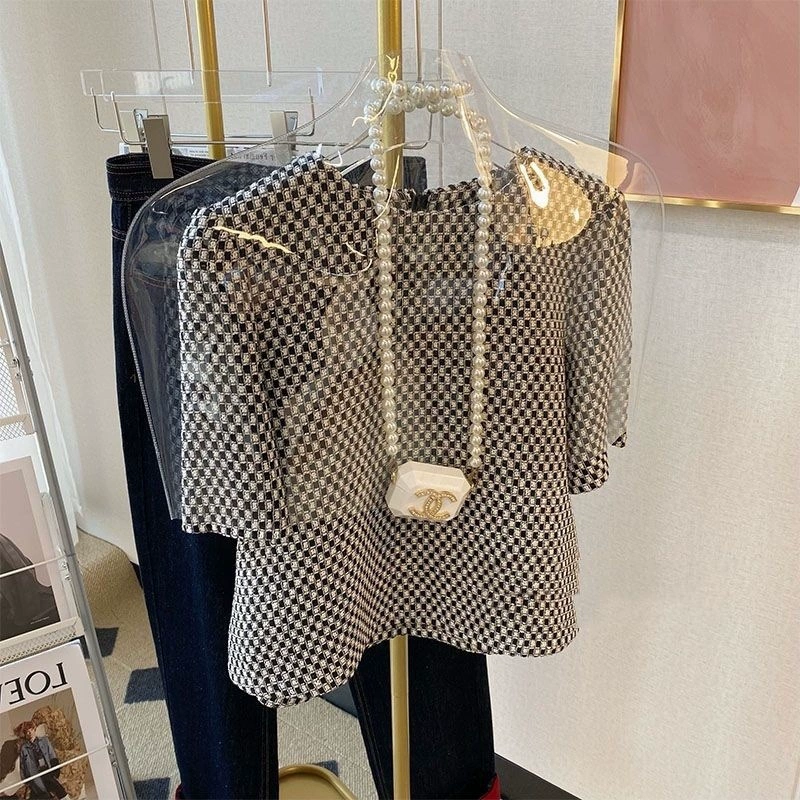 Элегантная черная короткая летняя рубашка с круглым вырезом для женщин, премиум-класса, доступная роскошь, дизайн нишевый, новинка 2025 года.