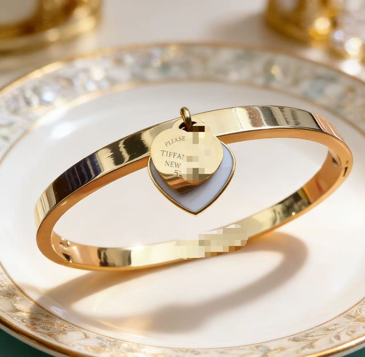 2025 新しいヨーロッパとアメリカのビッグブランドチタン鋼ブレスレット非退色ステンレス鋼ブレスレットバックルオープニングハンドジュエリー卸売