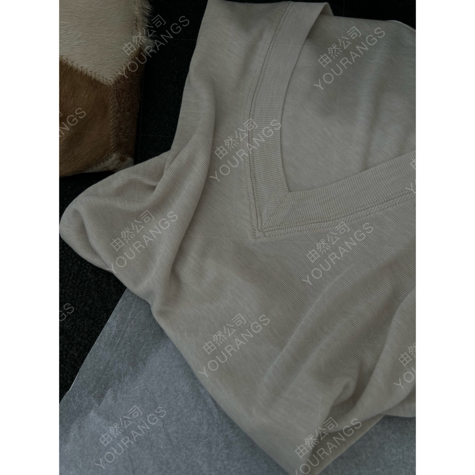 26早春 IRのベーシックスタイル リヨセルシルクVネックの優しくエレガントな長袖Tシャツニットベースレイヤー