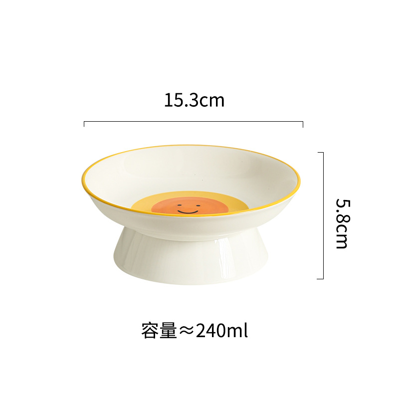 손으로 그린 웃는 접시