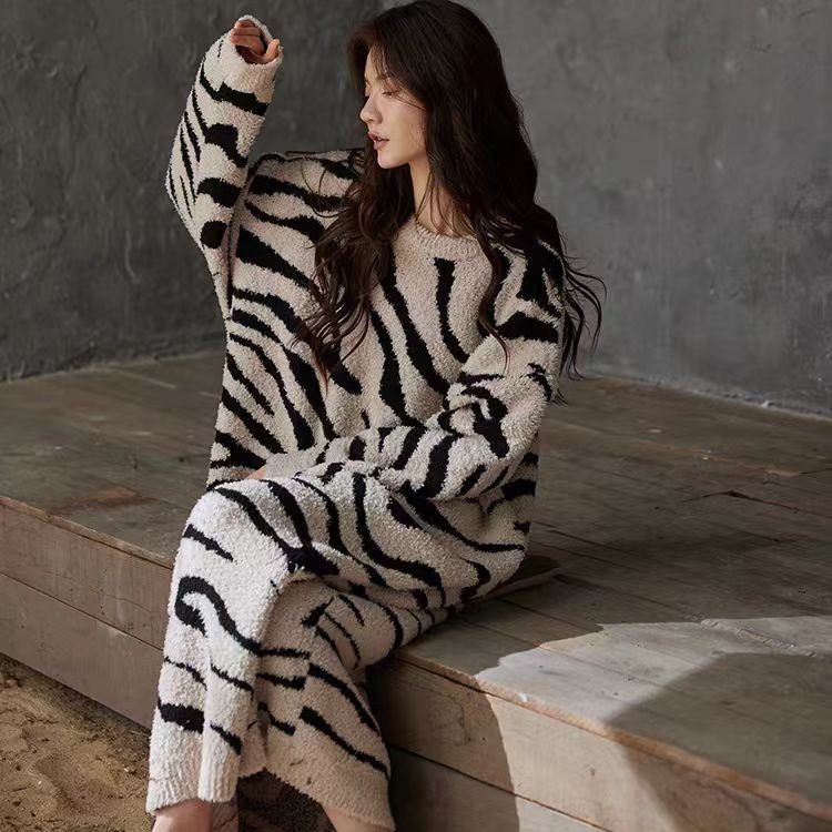 半边绒斑马纹睡衣女士保暖家居服冬休闲慵懒风可外穿圆领加厚睡裙