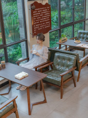 レトロなバーの清吧ミルクティー店の喫茶店のテーブルと椅子の組み合わせのレストランのカードの席のソファーは居酒屋の業務とレジャーを相談します。