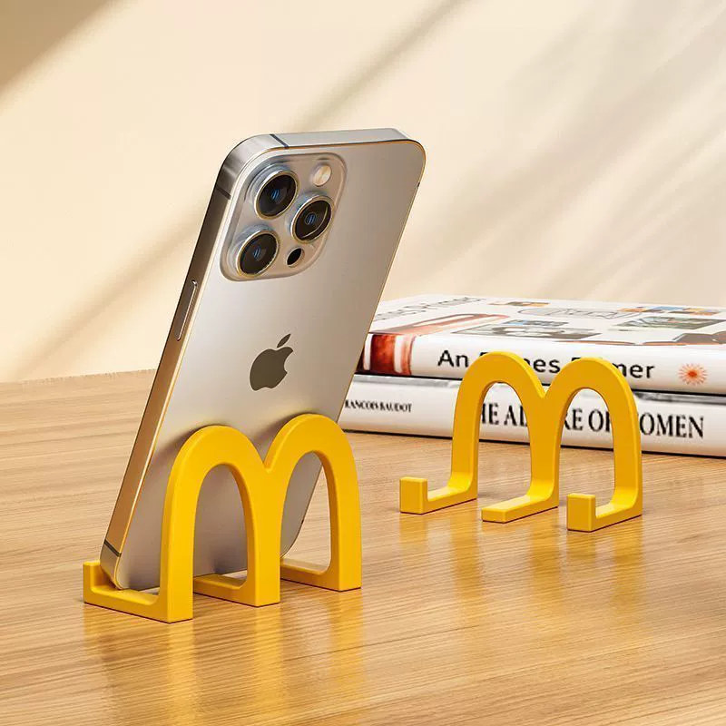 Подставка для мобильного телефона на рабочем столе McDonald's. Небольшое украшение. Творческий офис. Творческий офис. Студент. Игра в драматическое искусство. Занятия.