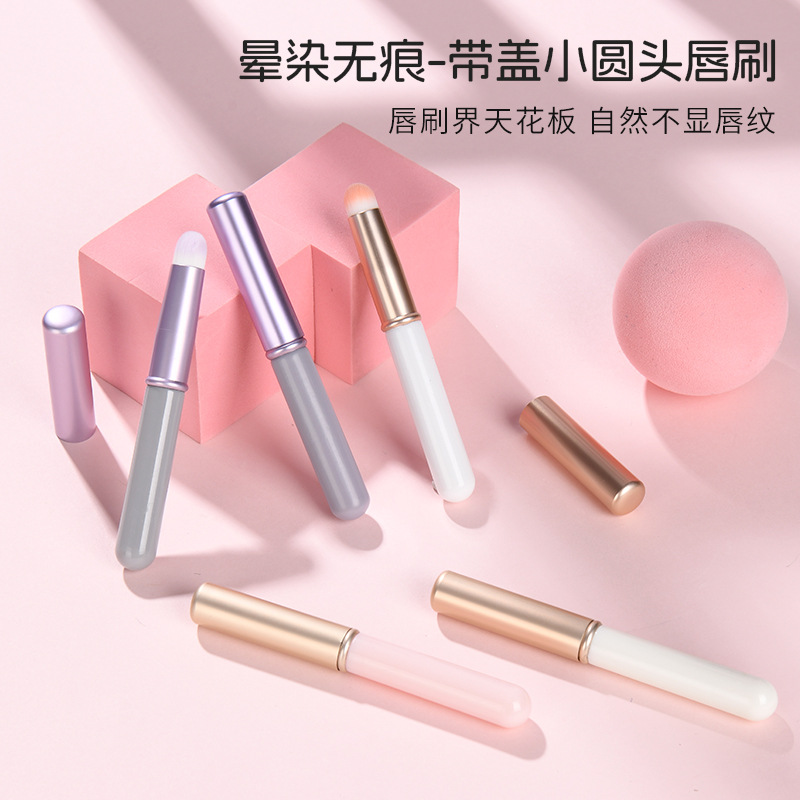 Mini cepillo de labios con tapa portátil artista de maquillaje corrector especial cepillo floreciente mango corto mini cabeza redonda cepillo de labios cepillo de lápiz labial