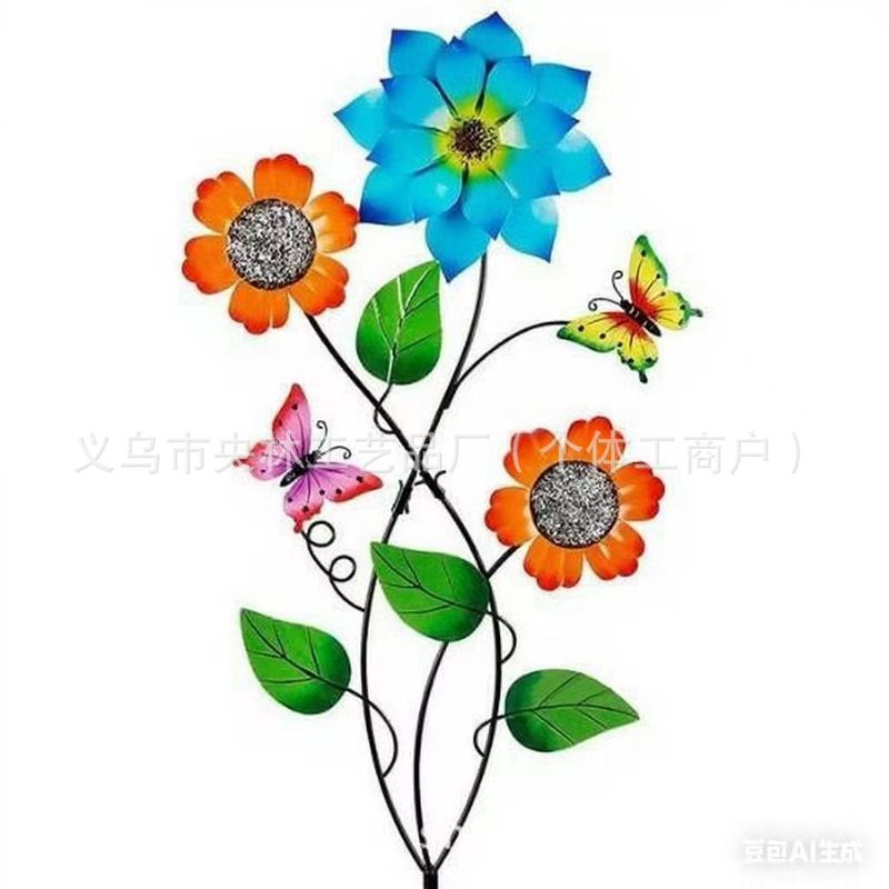 国境を越えた庭園の花、バラ、四つ葉の草、金属製の鉄工品の壁飾り、吊り下げ飾り、庭の地面に飾る置物|undefined