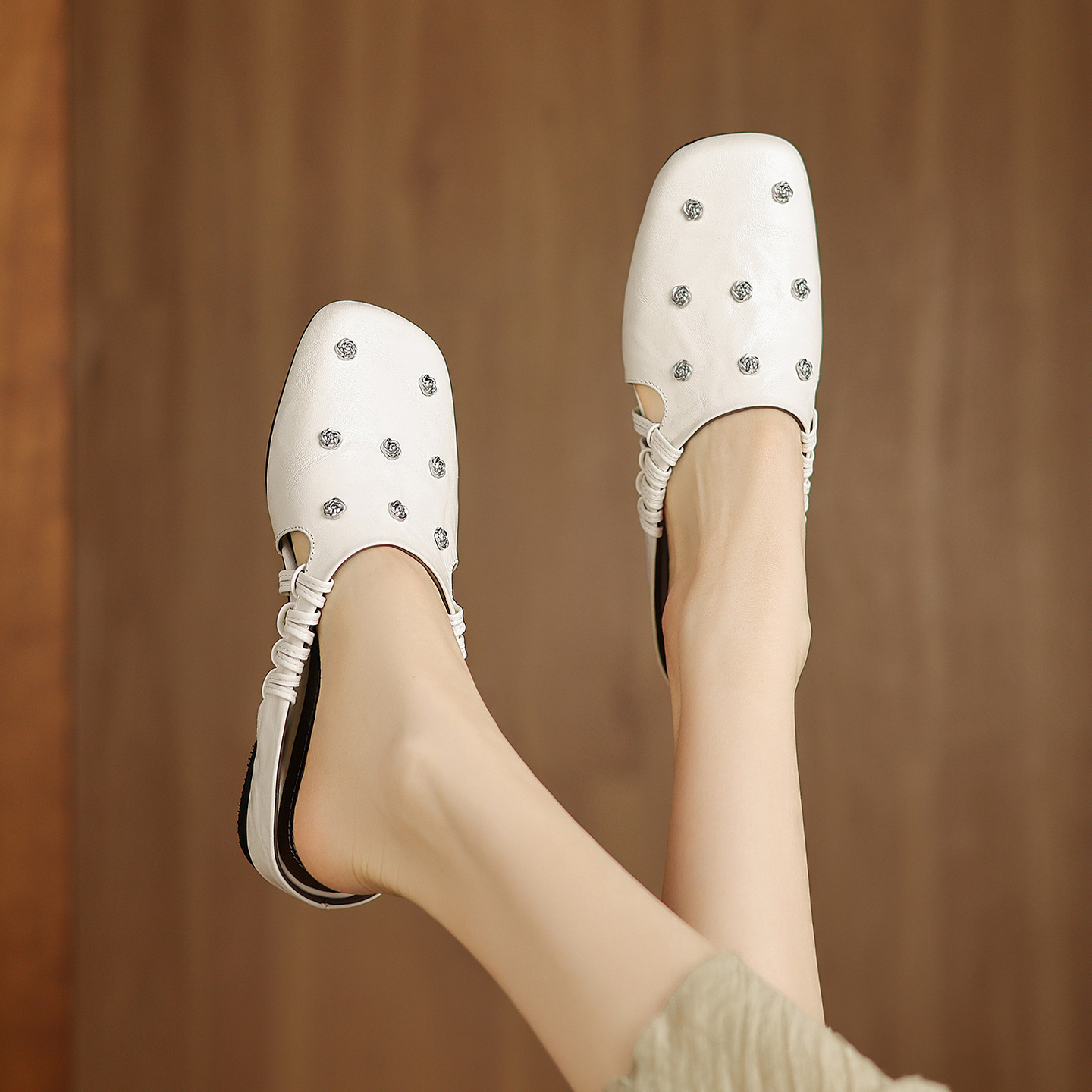 Dép sandal nữ quai chữ V mũi hoa, gót xuồng da dê, đế bệt thoải mái — đen