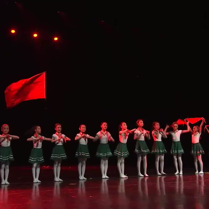 Одиннадцать Сяо Хо стиль Я люблю тебя маленький уголок девушки красный шарф чтение большой хор