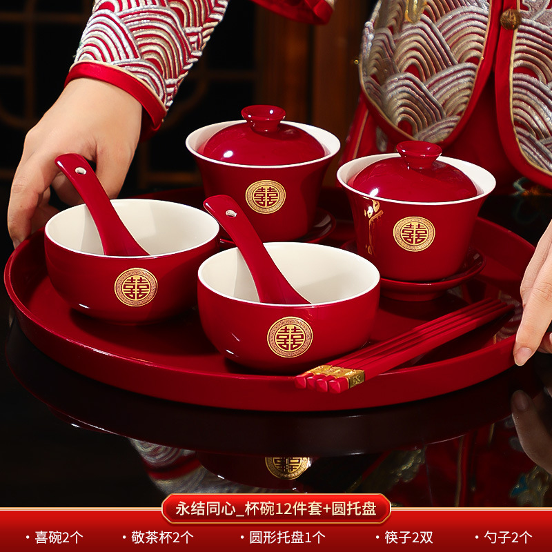Matrimonio con un juego de tazas de té, un par de cubiertas de tazón rojo, artículos de té, artículos de boda, artículos de boda.
