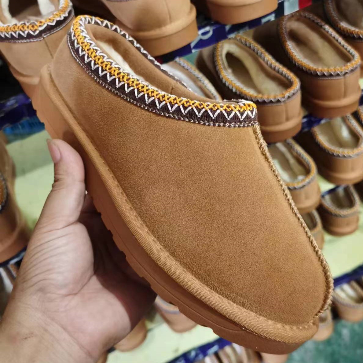 Pantoufles d'hiver chaudes antidérapantes pour femmes en plein air, mini bottes de table imperméables, bottines courtes en cuir, chaussures à enfiler en peluche_voghion.com