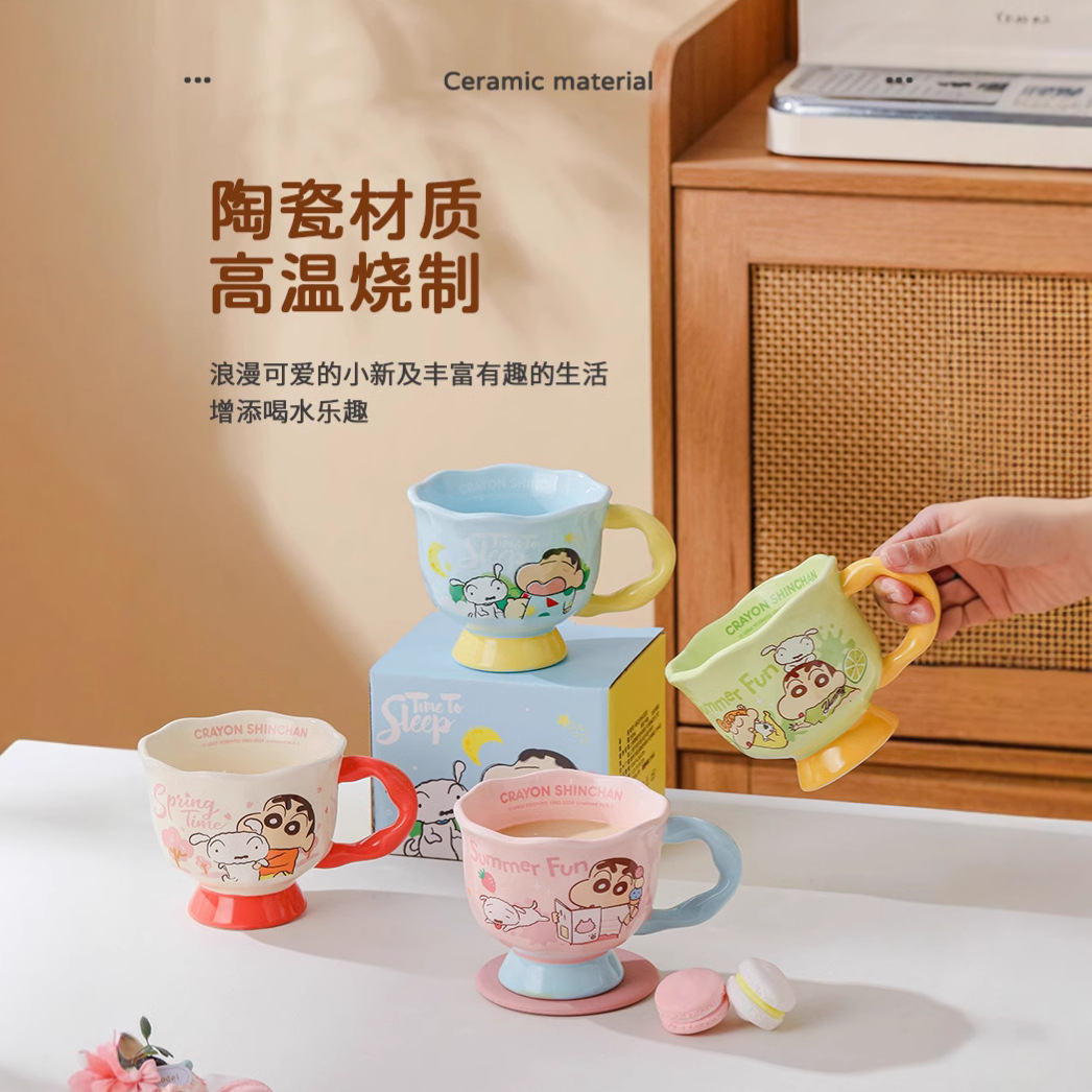 Crayon Shin-chan taza de agua de dibujos animados taza de té de flores taza de cerámica de alto valor ins linda taza de pareja de oficina