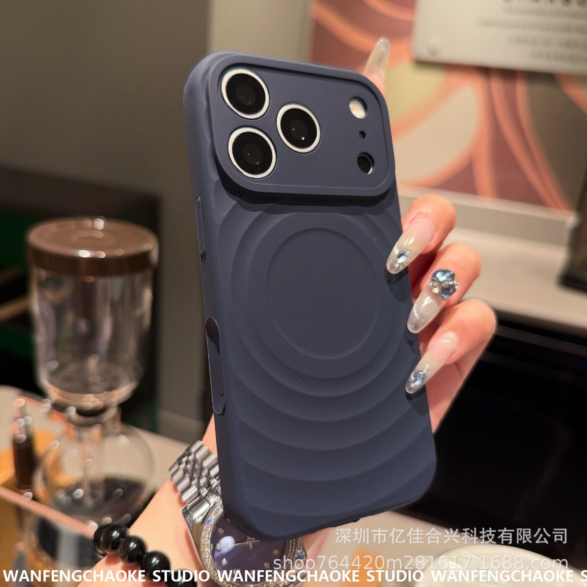 Nuevo tipo ondulado de succión para iPhone17PRO caso de teléfono celular agujero fino líquido de silicio manzana 16 cubierta anticaída