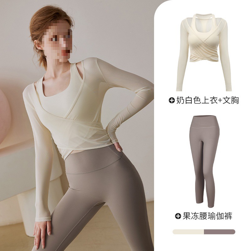 크림화이트 긴팔 + 크림화이트 브라 + 록젤리팬츠