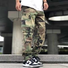 同じタイプのアメリカの街頭のレトロでゆったりしているストレートの迷彩の服装のズボンの男性のテーパーの重いポンドの水洗いの戦術のズボンの潮牌