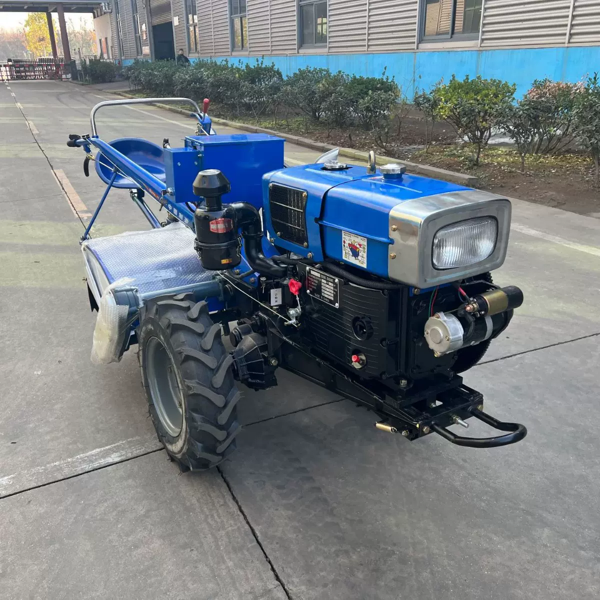 12马力水冷手扶旋耕机果园松土犁田机可座手扶车参数