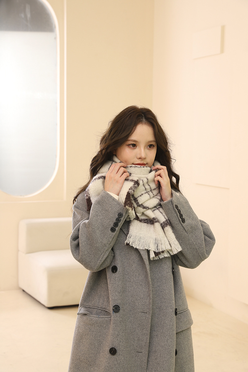 Écharpe pour fille hiver 2024 nouvelle écharpe à pompon polyvalente haut de gamme version coréenne, châle chaud et épais, beige tendance_voghion.com