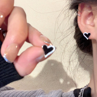 Black earrings, light luxury style
