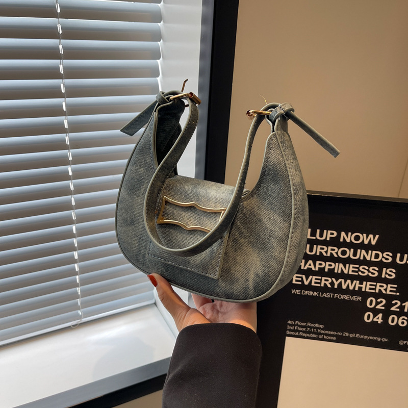 Temperamento simple y de moda 2024 color sólido primavera ocio popular de este año, estilo occidental, bolso portátil de un solo hombro y axila