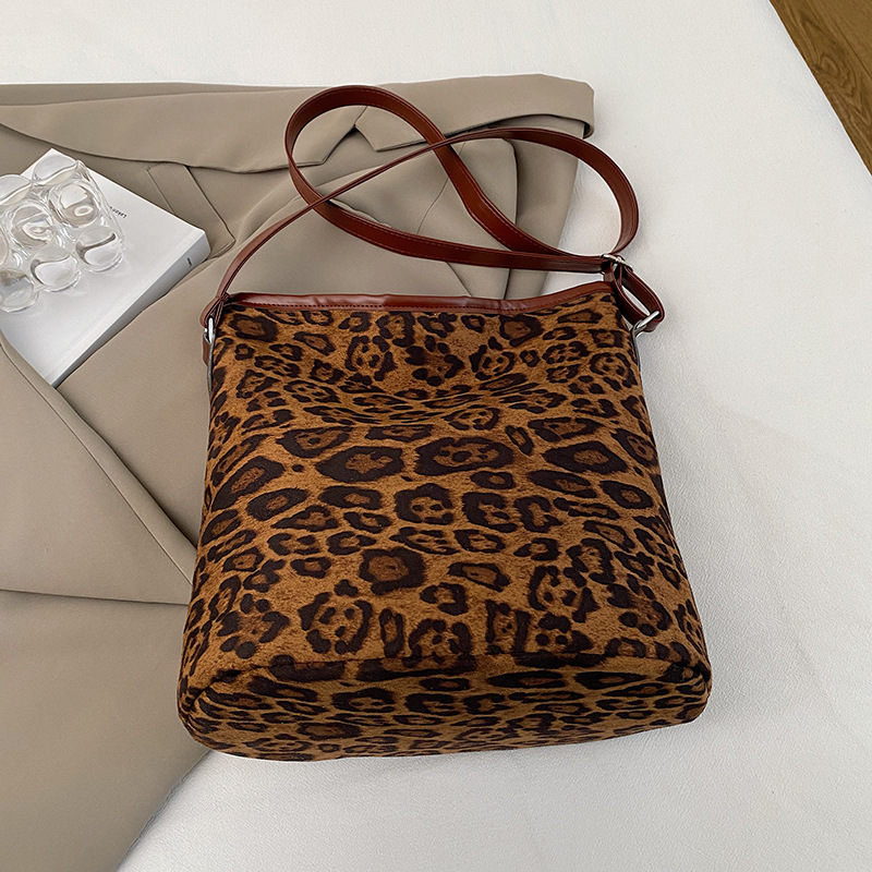 Invierno super caliente nicho leopardo bolso para mujeres 2024 nuevo popular bolso de hombro amplio bolso de cubo debajo de la axila para mujeres