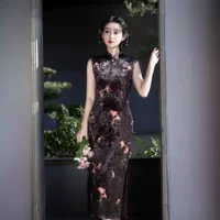 Новый китайский стиль улучшенный cheongsam 2025 без рукавов молодой ретро темперамент бархатное платье длинная повседневная одежда для женщин