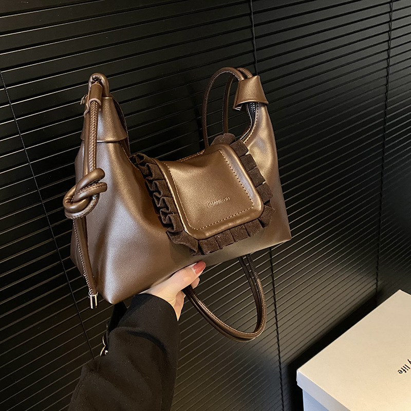 Nicho de diseño de cuerda de dibujo plegado bolso de nube de invierno 2024 nuevo estilo de moda extranjero bolso de hombro pequeño bolso de mochila mujer