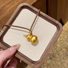 Wei Xue の同じスタイルのゴールデン小さなひょうたんペンダントネックレス女性の新しい中国風のライト高級ニッチハイエンド秋と冬のセーターチェーン
