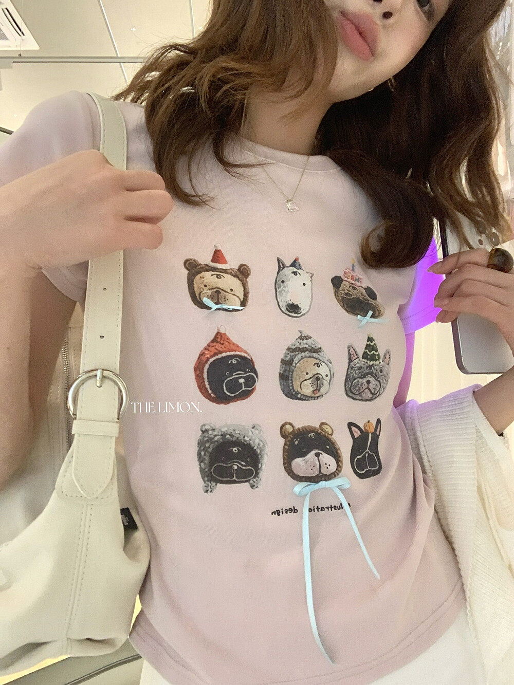 Áo thun nữ cổ tròn tay ngắn in hình chó con nơ hoa, phom vai vuông, phối màu pastel — trắng ngà, Màu cà phê, màu hồng, Xám hoa chi tiết 32
