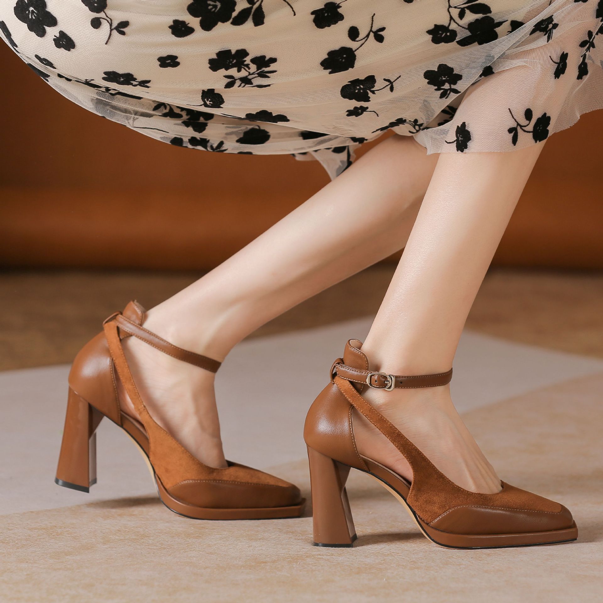 Sandales Y9530 imperméables à plateforme et talon bloc romain, style ajouré sur le côté, nouveauté été, à une bride, polyvalentes et élégantes, idéales pour les déplacements quotidiens et les occasions professionnelles._voghion.com