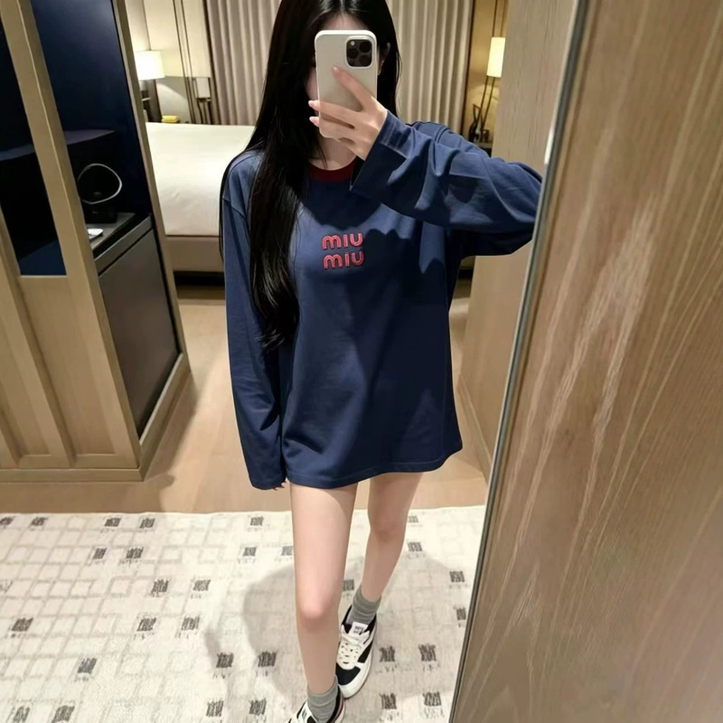 Correct Miu Miu 26ssmiu brand round-neck color-blocked long-sleeve t-shirt with embroidered letter patches, high-end women's clothing, high quality
