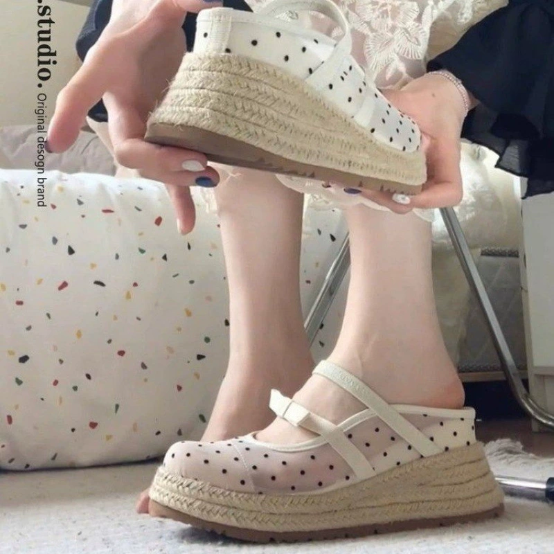 Женские босоножки на платформе для миниатюрных фигур 2025 Новые летние повседневные закрытые полусандалии с сетчатыми вставками и толстой подошвой.