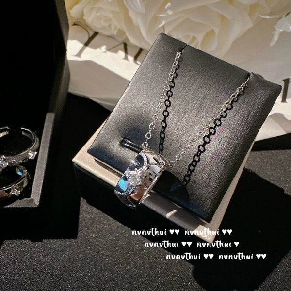 Glossy crooked necklace, 829 carat
