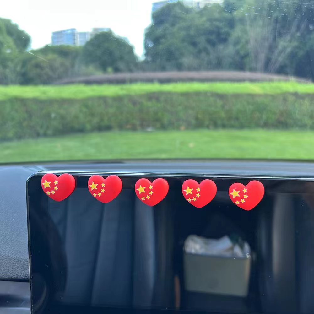 Coche sacudiendo la cabeza, adornos pequeños, adornos de primavera, panel de instrumentos, accesorios de interior, decoración de coche de bandera roja junto a la ventana, Día Nacional