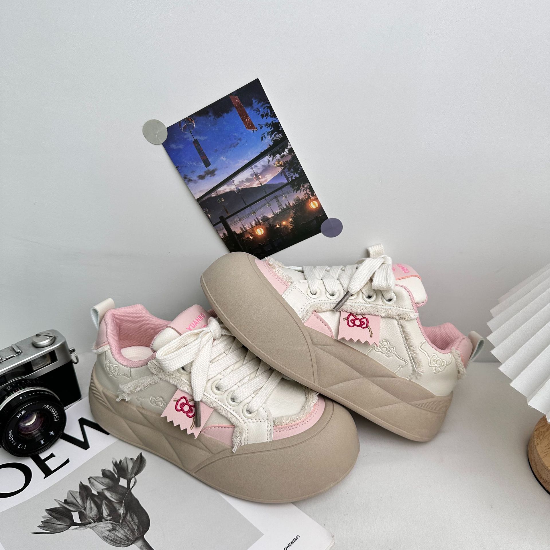 Zapatos de pan de ondas distantes para mujeres en alta tendencia con suela gruesa ligera y suave zapatos de cabeza grande con faldas pequeñas zapatos blancos zapatos de skate