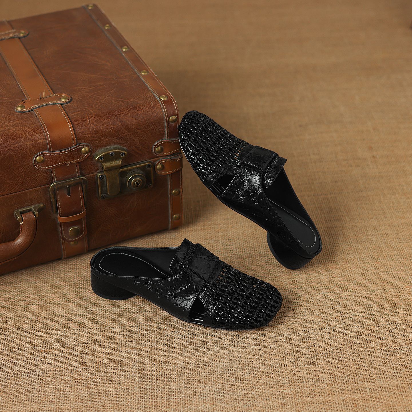 Sandal nữ quai chữ V mũi kín phong cách vintage gót thấp — đen