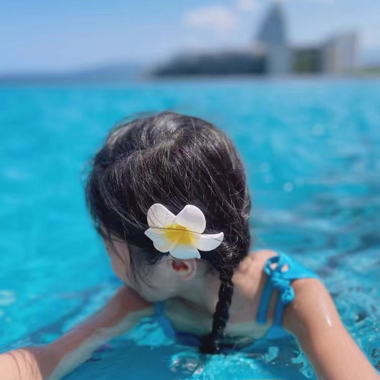 Dai persone vestite in vacanza al mare uovo fiore forcina per capelli fotografia di viaggio copricapo fiore clip laterale piccola dimensione forcina per capelli fata_voghion.com
