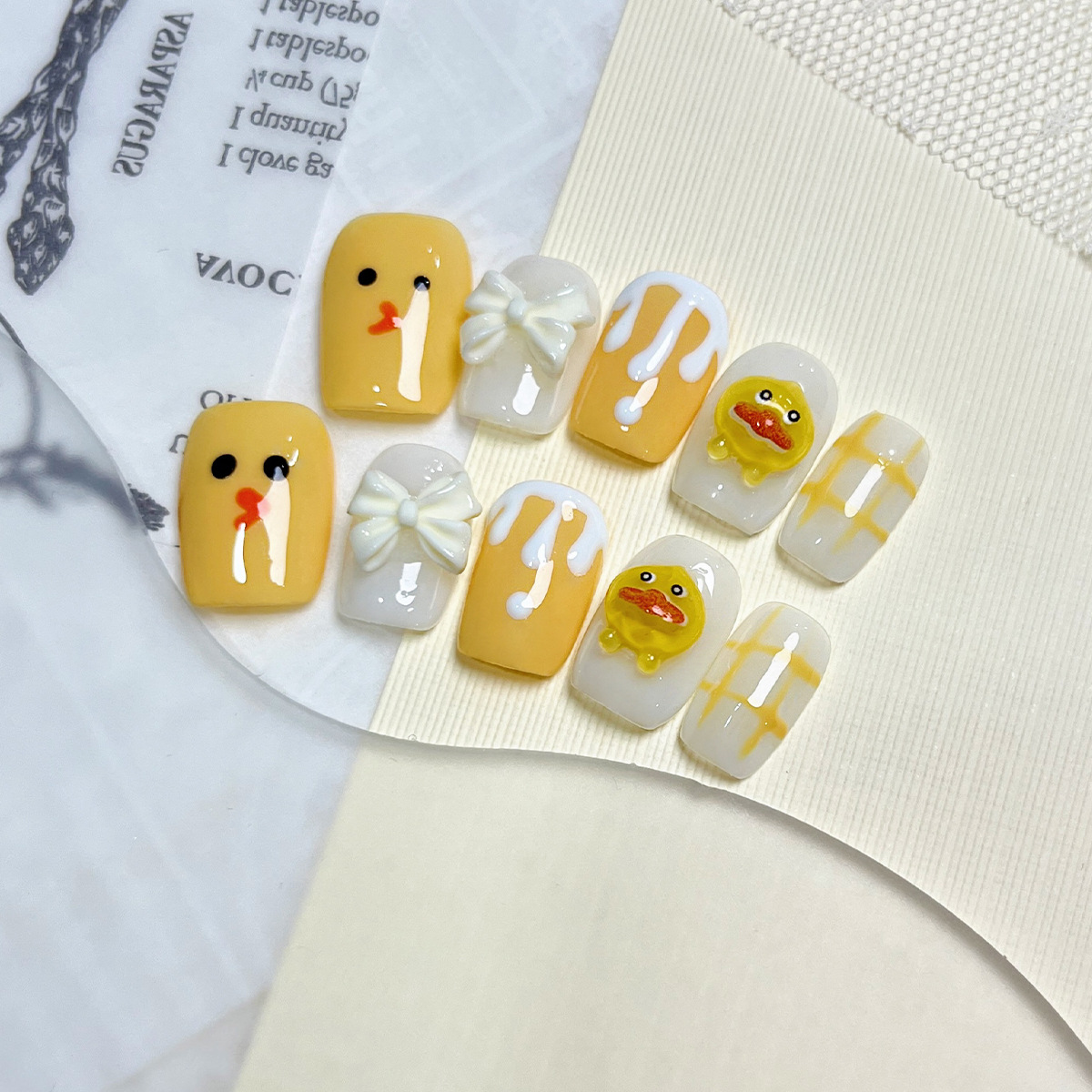 Armadura de vestir hecha a mano corta de dibujos animados pintados a mano Parche de uñas de uñas de pato lindo amarillo