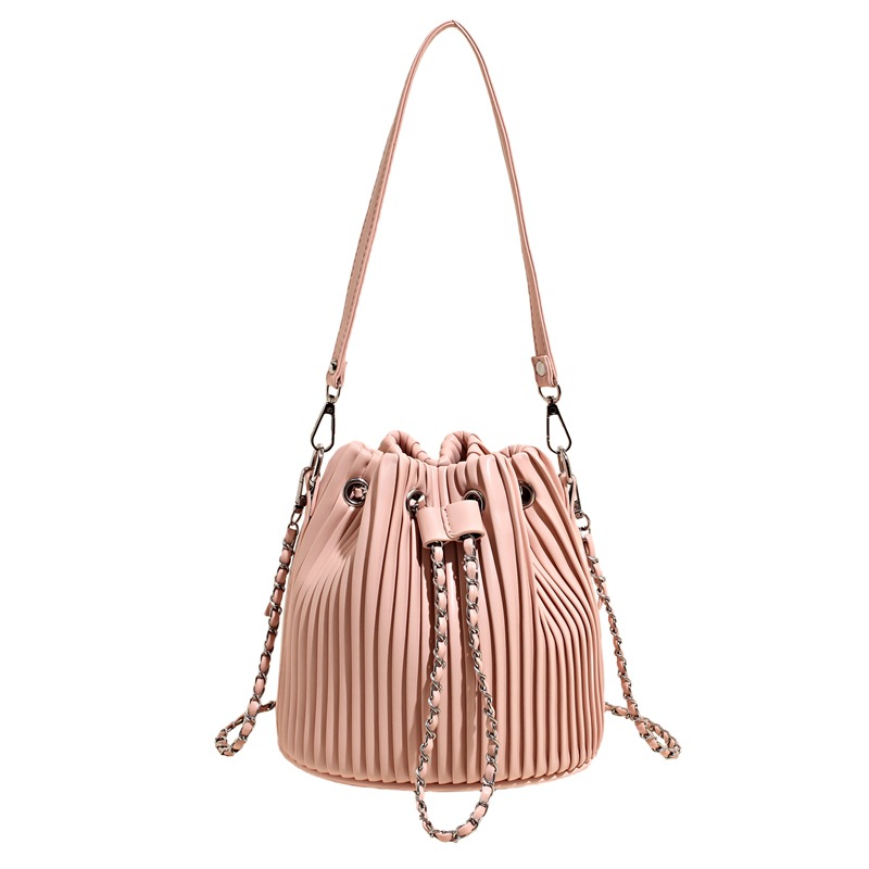 Bolso de cubo con cordón plisado de diseño de nicho transfronterizo para mujer 2025 nuevo bolso de mensajero de un solo hombro de moda de verano y coreano