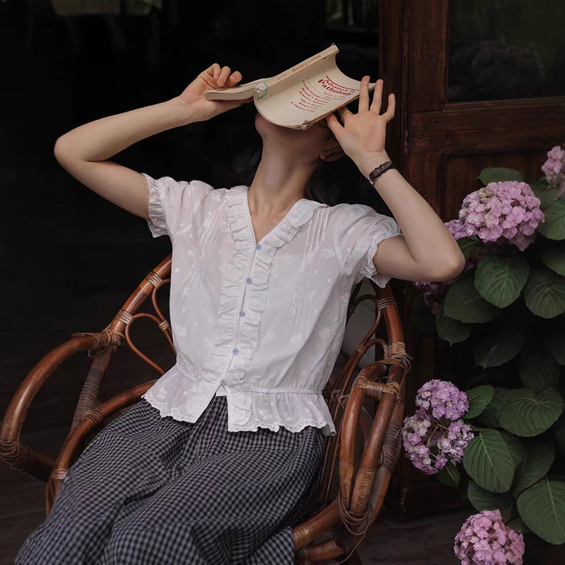 Vintage Japanese-Style Lace V-Neck Short-Sleeve Shirt for Women, Summer Design, Niche Petite Blouse Vintage Japanese-Style Lace V-Neck Short-Sleeve Shirt for Women, Summer Design, Niche Petite Blouse